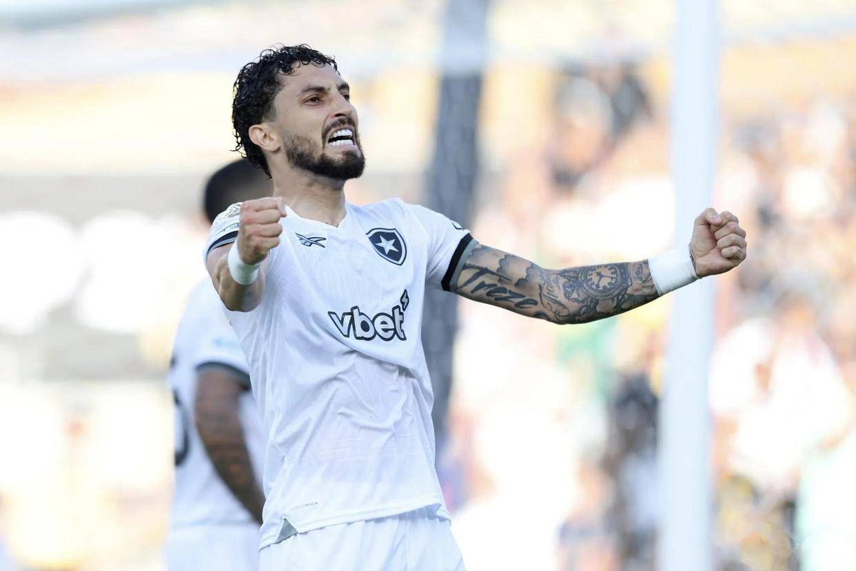 梅西不满球队战平帕尔梅拉斯赛后失落离场的简单介绍  第2张