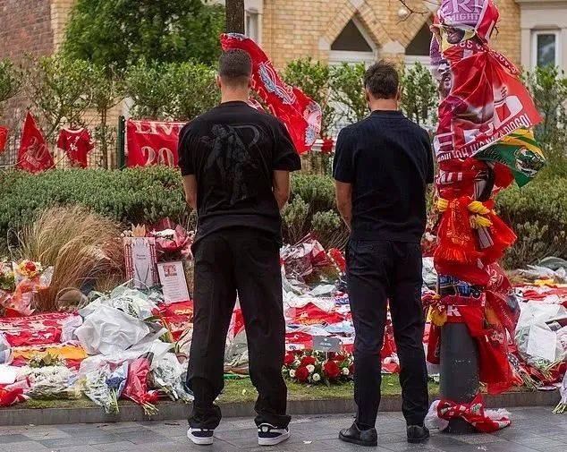 阿莫林携曼联球员悼念若塔向葡萄牙同胞致敬的简单介绍 第2张 阿莫林携曼联球员悼念若塔向葡萄牙同胞致敬的简单介绍 第2张