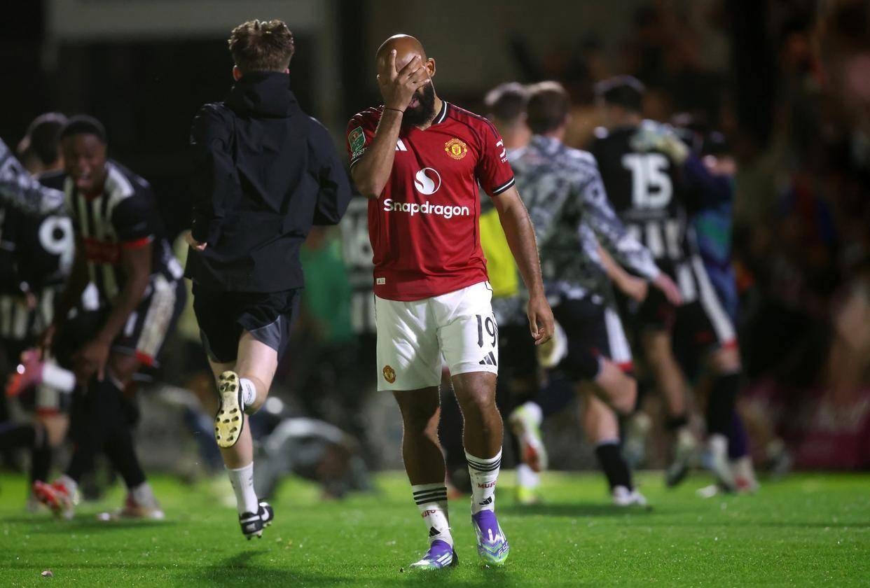 格里姆斯比使用不合规球员被罚在对阵曼联的比赛中未及时注册的简单介绍 第1张 格里姆斯比使用不合规球员被罚在对阵曼联的比赛中未及时注册的简单介绍 第1张