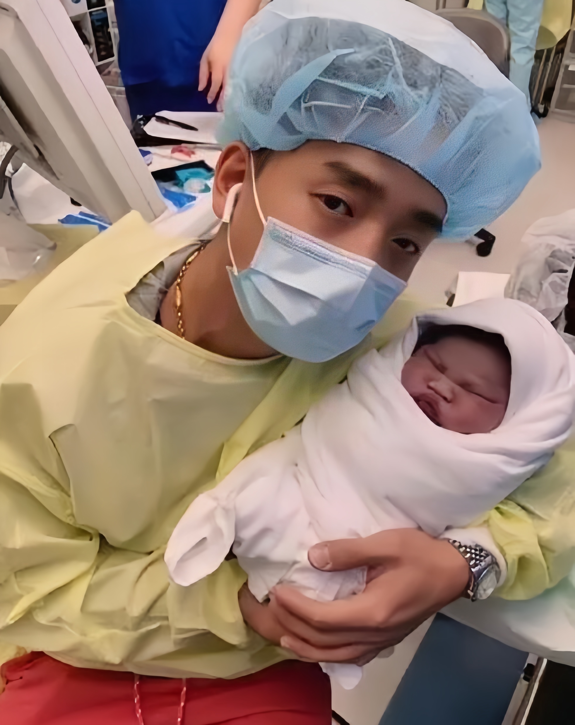 内马尔第四个孩子出生人社交媒体晒出怀抱新生儿照片的简单介绍 第2张 内马尔第四个孩子出生人社交媒体晒出怀抱新生儿照片的简单介绍 第2张