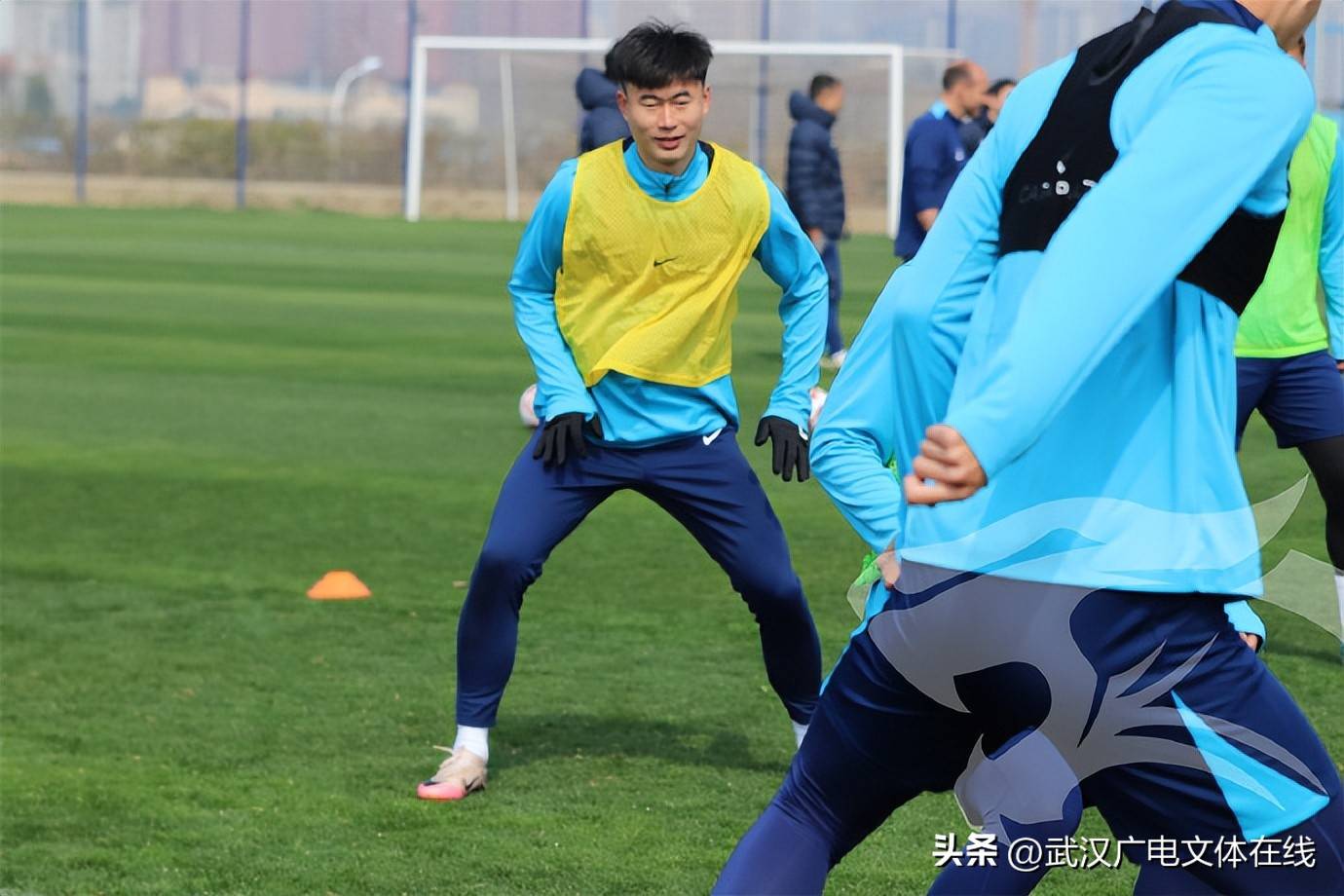 武汉三镇球员缅怀离世球迷手持球迷会员编号的简单介绍  第1张