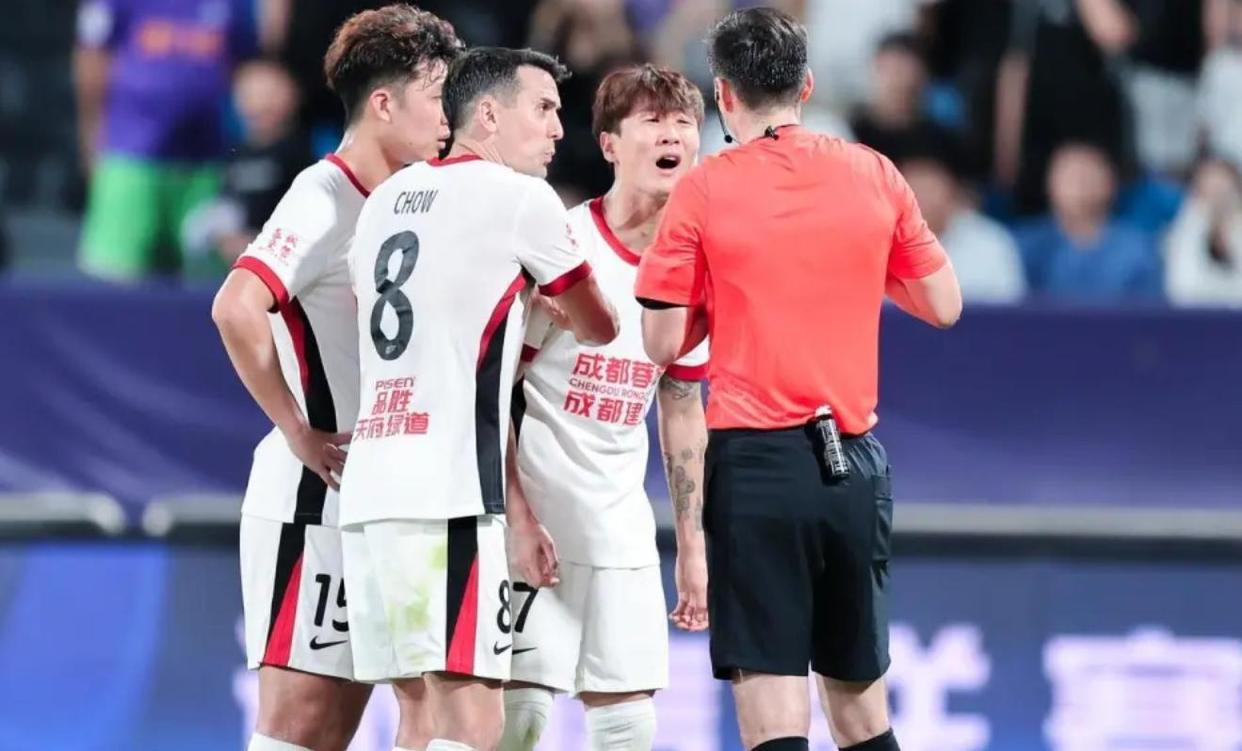 中超天津津门虎2-1成都蓉城韦世豪破门+染红王秋明、阿代米建功的简单介绍