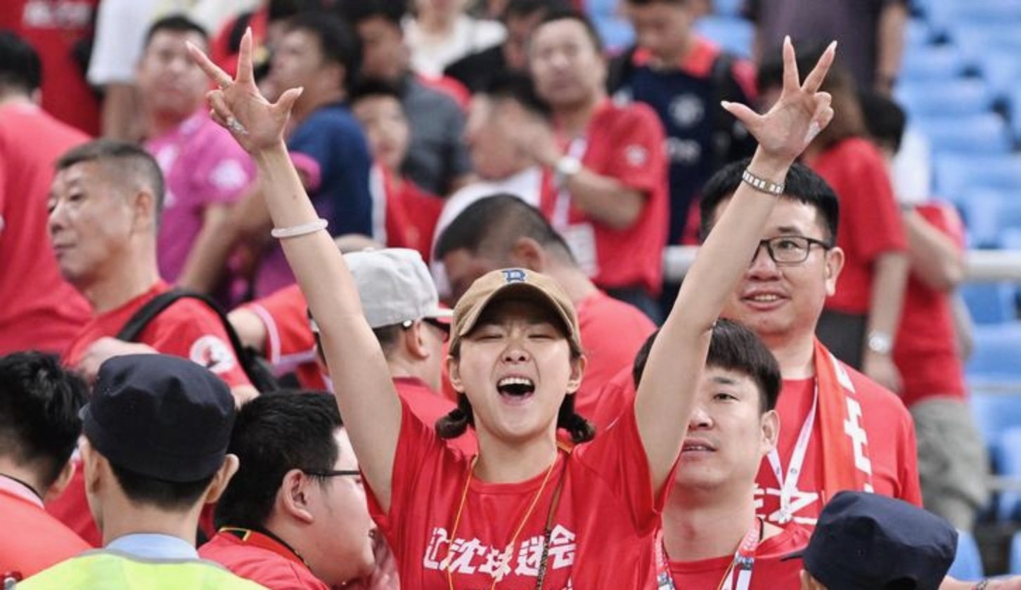 夺冠后铁人将士花车巡游答谢球迷支持提前冲超成功的简单介绍